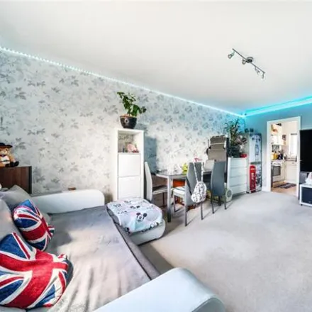 Image 2 - 118 Oldfield Road, London, TW12 2HR, United Kingdom - Apartment for sale