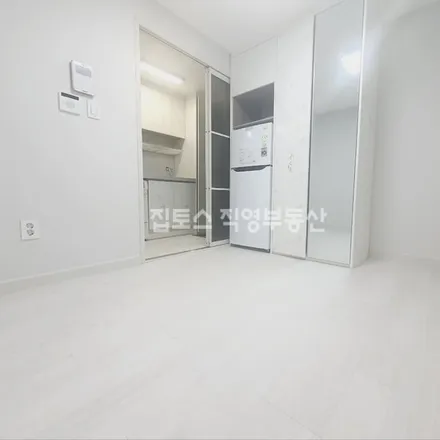 Rent this studio apartment on 서울특별시 동작구 사당동 1028-21