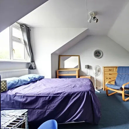 Image 1 - West Riding, Bricket Wood, AL2 3QQ, United Kingdom - Room for rent