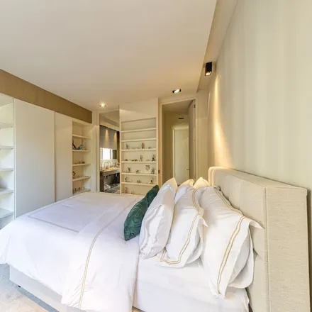Rent this 4 bed apartment on Royal Museums of Fine Arts of Belgium in Rue de la Régence - Regentschapsstraat, 1000 Brussels