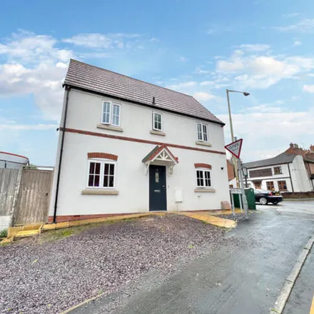 Rent this 3 bed duplex on Holyhead Road in Ketley Bank, Oakengates