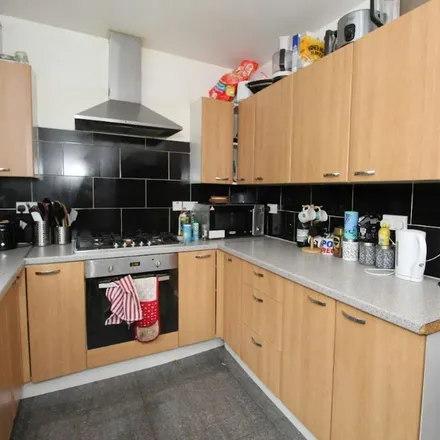 Rent this 6 bed apartment on 16 Seely Road in Nottingham, NG7 1NU