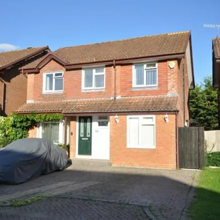 Buy this 4 bed house on unnamed road in Smallfield, RH6 9QW