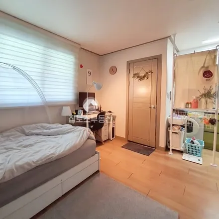 Rent this studio apartment on 서울특별시 마포구 망원동 424-22