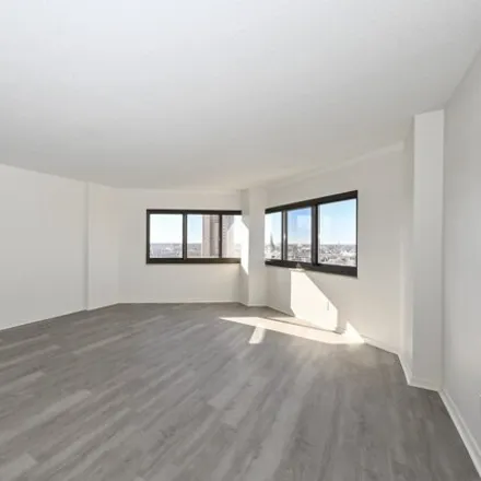 Image 3 - Diamond Tower, 1633 North Prospect Avenue, Milwaukee, WI 53202, USA - Condo for sale