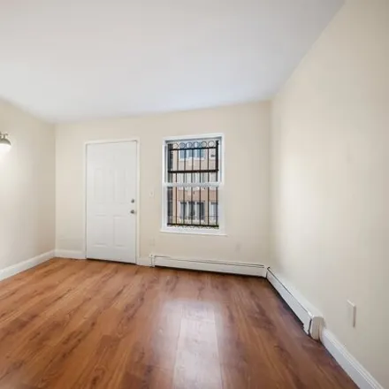 Image 6 - 225 E 110th St, New York, 10029 - Townhouse for sale