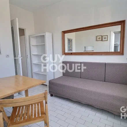Image 4 - 12 Avenue des Combattants, 78220 Viroflay, France - Apartment for rent