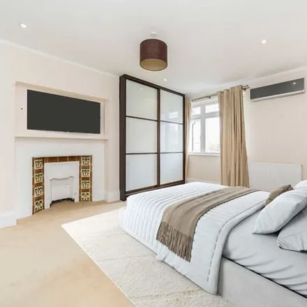 Rent this 6 bed apartment on 20 Denbigh Road in London, W13 8QB