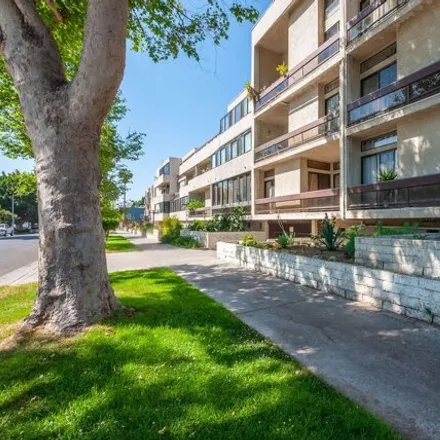 Buy this 3 bed condo on 745 South Hobart Boulevard in Los Angeles, CA 90005