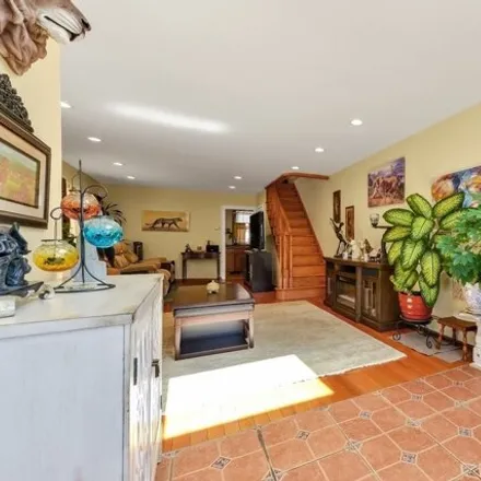 Image 2 - 203-05 33rd Avenue, New York, NY 11361, USA - Duplex for sale