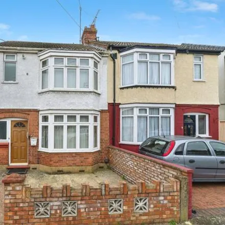 Buy this 2 bed duplex on Thornhill Road in Luton, LU4 8ES