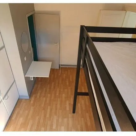 Rent this 1 bed apartment on À nos héros (1914-1918 et 1940-1945) - Aan onze helden (1914-1918 en 1940-1945) in Place de la Vaillance - Dapperheidsplein, 1070 Anderlecht