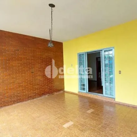 Rent this 3 bed house on Avenida Afrânio Rodrigues da Cunha in Tabajaras, Uberlândia - MG