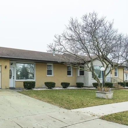 Rent this 3 bed house on 955 East Walnut Avenue in Des Plaines, IL 60016