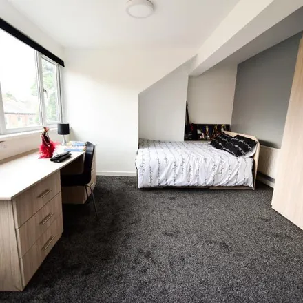 Image 2 - Ebberston Terrace, Leeds, LS6 1AU, United Kingdom - Apartment for rent