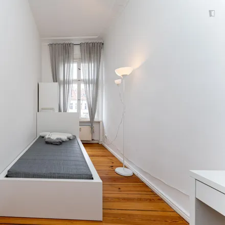 Rent this 3 bed room on Boxi Spätshop in Boxhagener Straße, 10245 Berlin