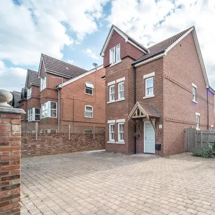Rent this 6 bed house on 68 Clapham Road in Bedford, MK40 2DQ