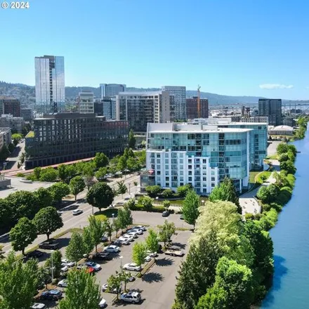 Buy this 3 bed condo on Willamette Greenway Trail in Portland, OR 97208