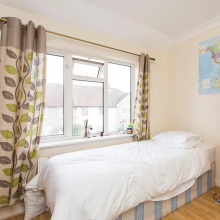 Rent this 5 bed room on 1 Duncan Grove in London, W3 7NN