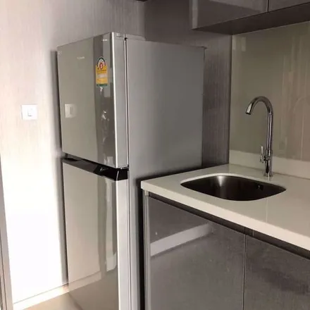Rent this 1 bed apartment on rang nam rd. street food in Rang Nam Road, Ratchathewi District