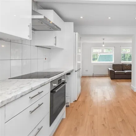 Rent this 6 bed house on Hornsey Park Road in London, N8 0JY