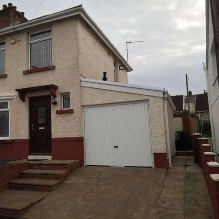 Rent this 3 bed duplex on Wellfield Avenue in Neath, SA11 1EX