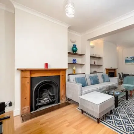 Rent this 3 bed townhouse on Morley Avenue in London, N22 6JX