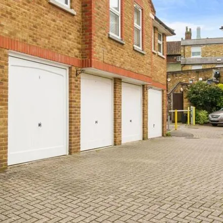 Image 9 - Heather Place Car Park, Heather Place, Esher, KT10 8NN, United Kingdom - Townhouse for sale