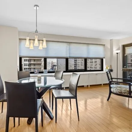 Image 2 - 221 West 66th Street, New York, NY 10023, USA - Apartment for sale