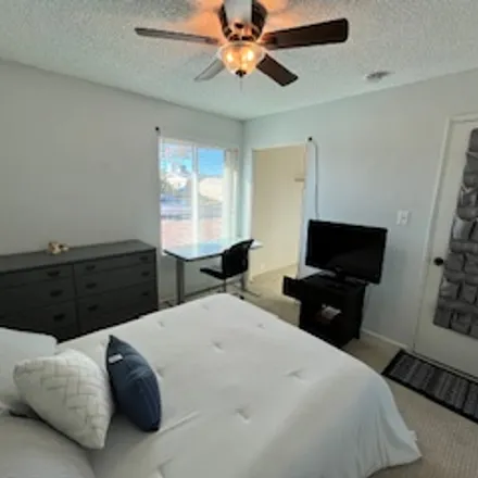 Image 1 - 2320 West Columbine Drive, Phoenix, AZ 85029, USA - Room for rent