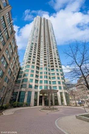 Buy this 1 bed condo on 400 West Hubbard Street in Chicago, IL 60654