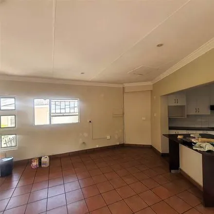 Image 2 - 407 Roslyn Avenue, Newlands, Pretoria, 0010, South Africa - Apartment for rent