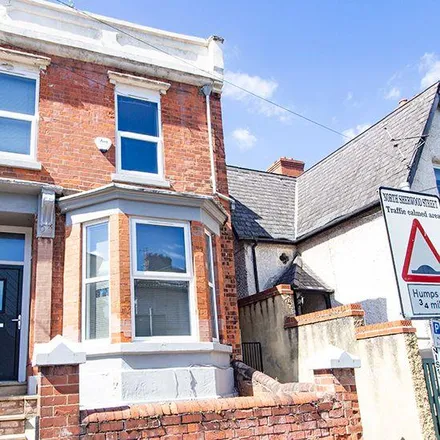 Rent this 6 bed townhouse on 2 Newstead Grove in Nottingham, NG1 4GZ