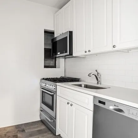 Image 5 - 240 East 24th Street, New York, NY 10010, USA - Apartment for sale