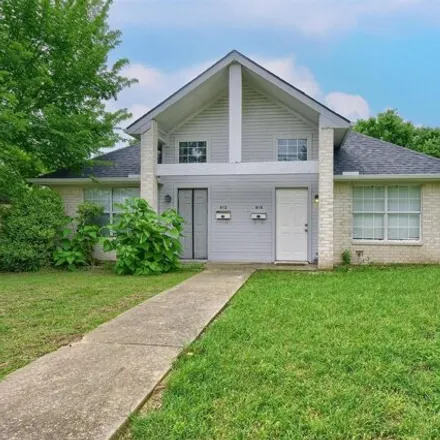 Buy this 6 bed house on 910 West Houston Street in Sherman, TX 75092