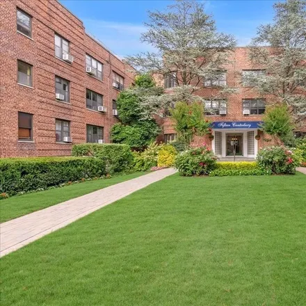 Buy this 1 bed condo on 15 Canterbury Road in Village of Great Neck Plaza, NY 11021