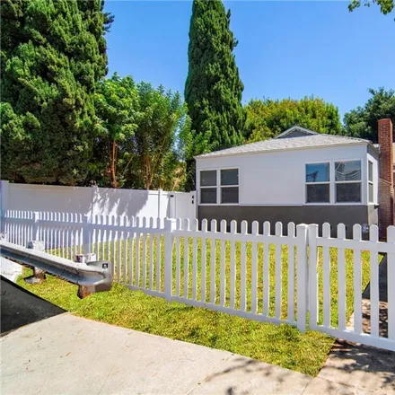 Rent this 3 bed house on Tsujita Ramen in Mississippi Avenue, Los Angeles