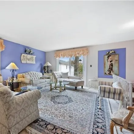 Image 9 - 872 Edgegrove Ave, New York, 10309 - House for sale