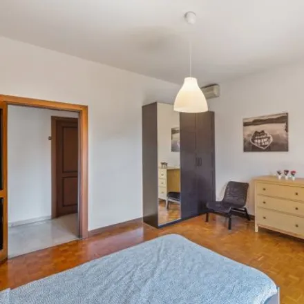 Rent this 6 bed room on Liceo classico Giovanni Berchet in Via della Commenda, 20122 Milan MI