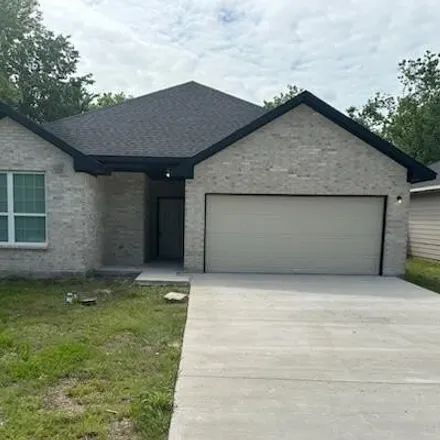 Buy this 3 bed house on 185 East 17th Avenue in Corsicana, TX 75110