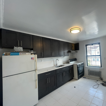 Rent this 3 bed condo on 603 E 4th St