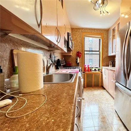 Image 3 - 2741 East 28th Street, New York, NY 11235, USA - Condo for sale