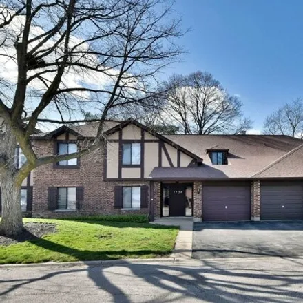 Image 1 - 1746 Lakecliffe Drive, Wheaton, IL 60189, USA - Condo for sale