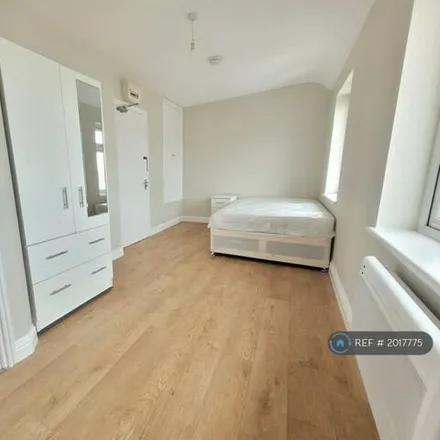 Rent this studio apartment on Layfield Road in London, NW4 3UG