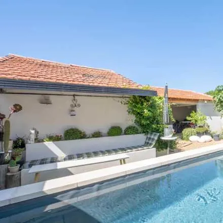 Buy this 5 bed house on 13810 Eygalières