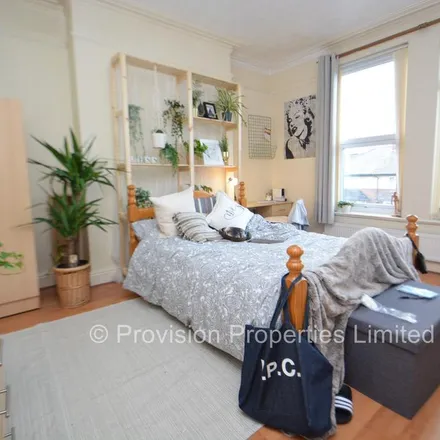 Image 2 - Back Brudenell Road, Leeds, LS6 1LL, United Kingdom - Townhouse for rent