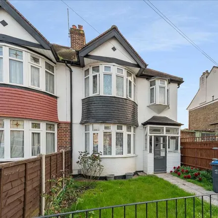 Rent this 3 bed townhouse on Graham Avenue in London, CR4 2HG