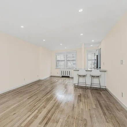 Image 2 - 60 E 9th St Apt 519, New York, 10003 - Apartment for sale