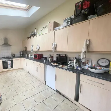 Rent this 6 bed townhouse on 46 Kimbolton Avenue in Nottingham, NG7 1PT