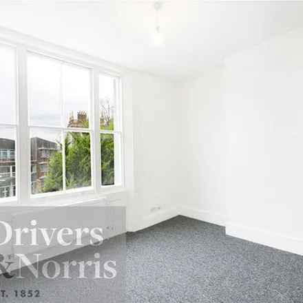 Rent this 5 bed apartment on 40 Hilldrop Road in London, N7 0JG